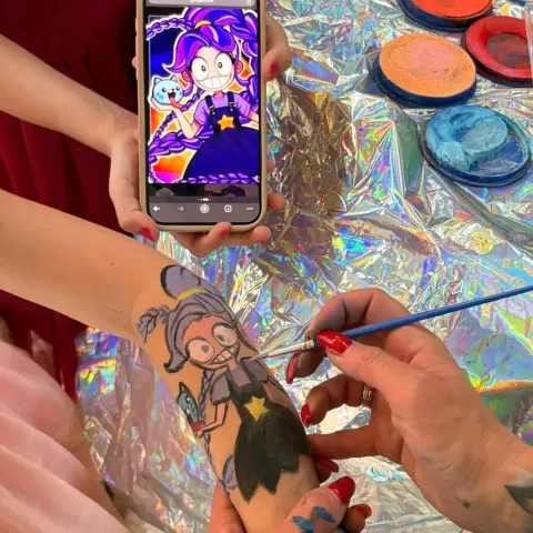 Pintura facial personalizada feita ao vivo numa festa