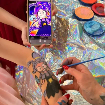 Pintura facial personalizada feita ao vivo numa festa