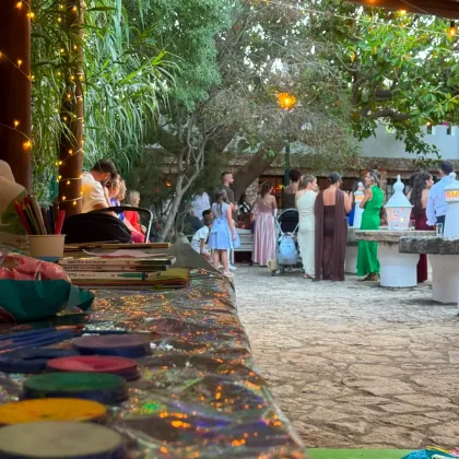 Mesa de pinturas faciais montada num casamento ao ar livre