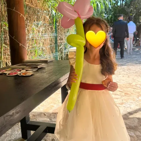 Criança segurando um balão em forma de flor