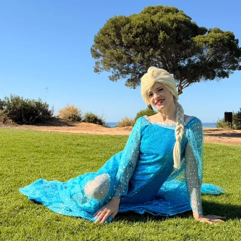 Personagem caracterizada de princesa gelo num aniversário