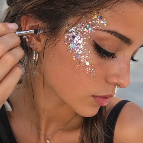 Glitter aplicado da têmpora até ao ombro