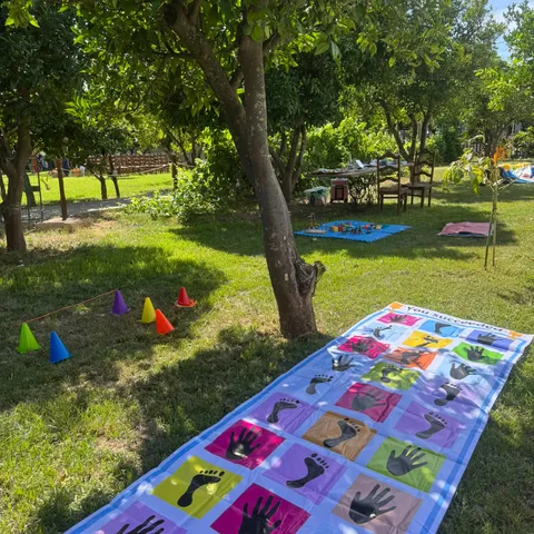 Jogo tradicional de tabuleiro montado no jardim para os convidados