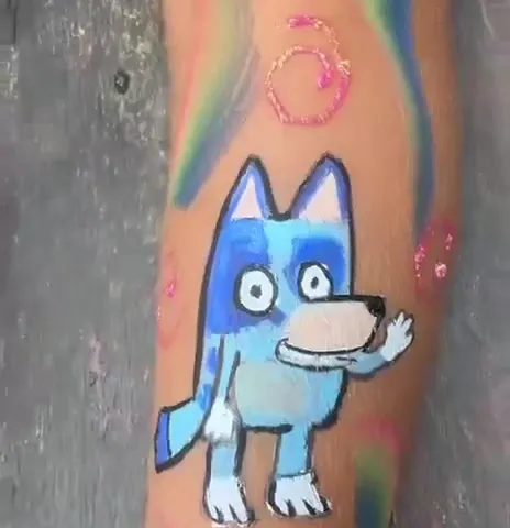 Pintura facial do Bluey num braço