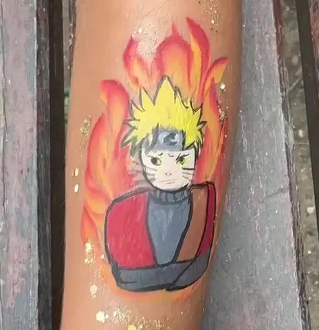 Pintura facial do Naruto num braço