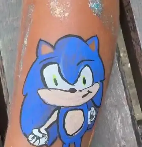 Pintura facial do Sonic num braço