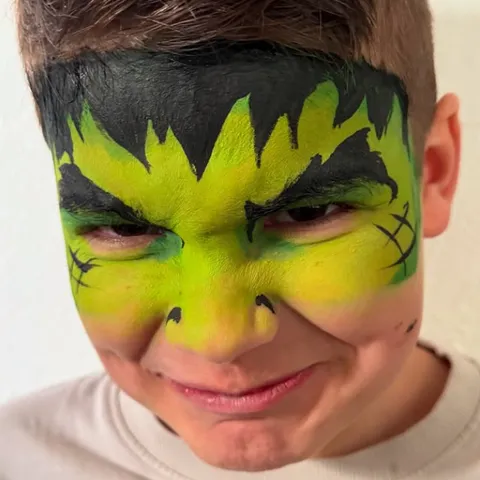 Pintura facial do Homem-Aranha feita ao vivo